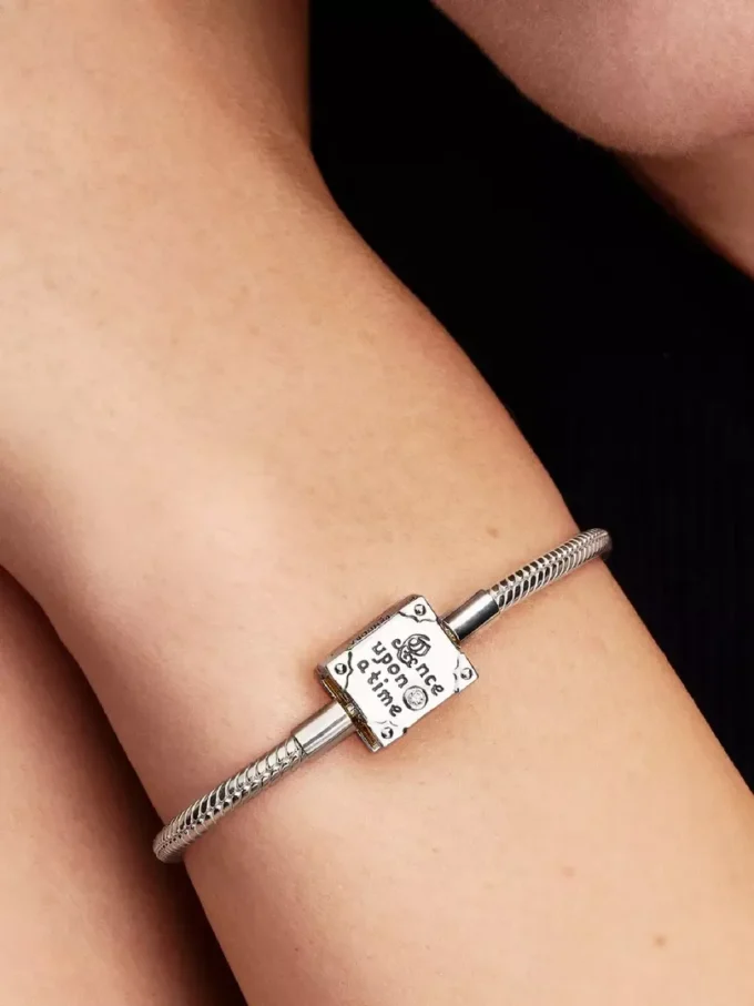 Disney-Prinzessinnen-Bilderbuch-Armband mit Lab-Grown-Diamanten und Snake Chain, 0,012 ct insgesamt, Sterlingsilber, 14-karätige Vergoldung Disney-Prinzessinnen-Bilderbuch-Armband mit Lab-Grown-Diamanten und Snake Chain, 0,012 ct insgesamt, Sterlingsilber, 14-karätige Vergoldung
