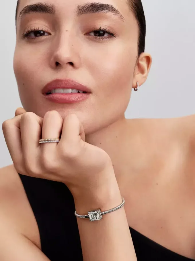 Disney-Prinzessinnen-Bilderbuch-Armband mit Lab-Grown-Diamanten und Snake Chain, 0,012 ct insgesamt, Sterlingsilber, 14-karätige Vergoldung Disney-Prinzessinnen-Bilderbuch-Armband mit Lab-Grown-Diamanten und Snake Chain, 0,012 ct insgesamt, Sterlingsilber, 14-karätige Vergoldung