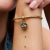 Doppel-Dangle Charm mit Cinderellas Kutsche und Herz, 14 Karat vergoldet Doppel-Dangle Charm mit Cinderellas Kutsche und Herz, 14 Karat vergoldet