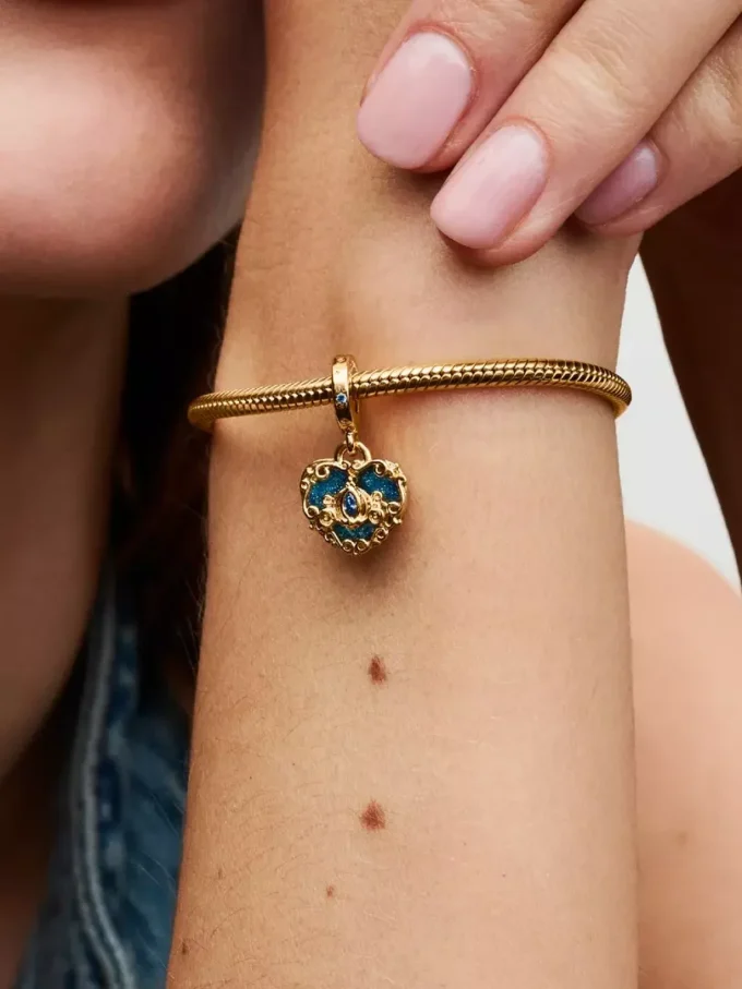 Doppel-Dangle Charm mit Cinderellas Kutsche und Herz, 14 Karat vergoldet Doppel-Dangle Charm mit Cinderellas Kutsche und Herz, 14 Karat vergoldet
