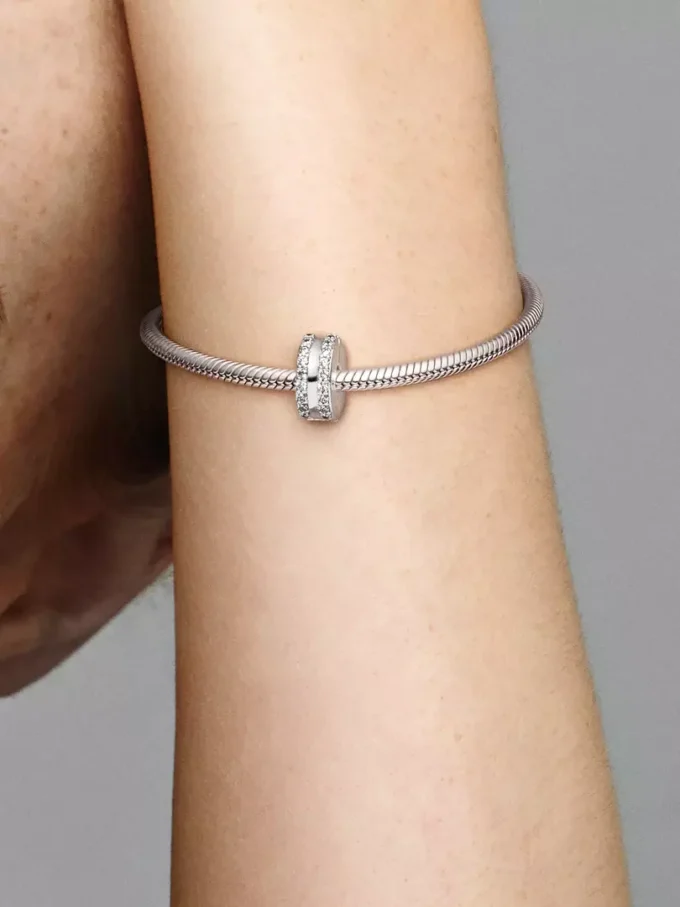 Doppelt gefütterter Pavé-Clip Charm aus Sterlingsilber Doppelt gefütterter Pavé-Clip Charm aus Sterlingsilber