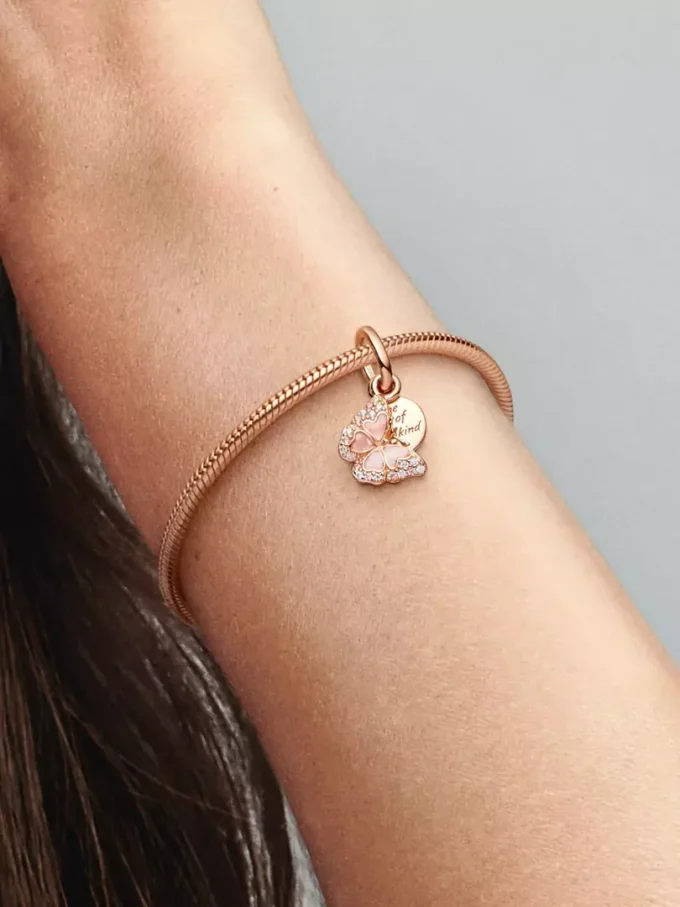 Doppelter Dangle Charm mit rosa Schmetterling und Zitat, 14 Karat Roségold-Beschichtung