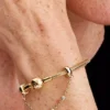 Dreifache Safety Chain mit klaren Steinen, 14-karätig vergoldet Dreifache Safety Chain mit klaren Steinen, 14-karätig vergoldet