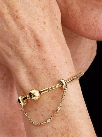 Dreifache Safety Chain mit klaren Steinen, 14-karätig vergoldet Dreifache Safety Chain mit klaren Steinen, 14-karätig vergoldet