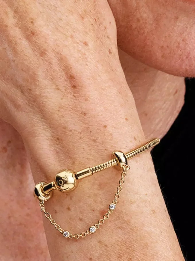 Dreifache Safety Chain mit klaren Steinen, 14-karätig vergoldet Dreifache Safety Chain mit klaren Steinen, 14-karätig vergoldet
