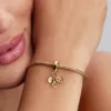 Dreifacher Dangle Charm „Family Infinity“ mit 14-karätiger Vergoldung Dreifacher Dangle Charm „Family Infinity“ mit 14-karätiger Vergoldung