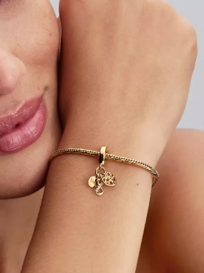 Dreifacher Dangle Charm „Family Infinity“ mit 14-karätiger Vergoldung Dreifacher Dangle Charm „Family Infinity“ mit 14-karätiger Vergoldung