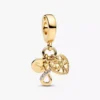 Dreifacher Dangle Charm „Family Infinity“ mit 14-karätiger Vergoldung Dreifacher Dangle Charm „Family Infinity“ mit 14-karätiger Vergoldung