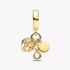 Dreifacher Dangle Charm „Family Infinity“ mit 14-karätiger Vergoldung Dreifacher Dangle Charm „Family Infinity“ mit 14-karätiger Vergoldung