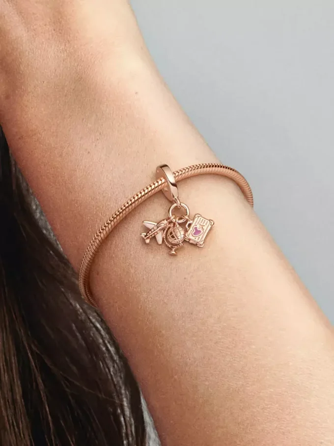 Dreifacher Dangle Charm mit Flugzeug, Globus und Koffer, 14 Karat Roségold-Beschichtung Dreifacher Dangle Charm mit Flugzeug, Globus und Koffer, 14 Karat Roségold-Beschichtung