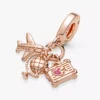 Dreifacher Dangle Charm mit Flugzeug, Globus und Koffer, 14 Karat Roségold-Beschichtung Dreifacher Dangle Charm mit Flugzeug, Globus und Koffer, 14 Karat Roségold-Beschichtung