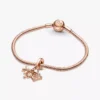 Dreifacher Dangle Charm mit Flugzeug, Globus und Koffer, 14 Karat Roségold-Beschichtung Dreifacher Dangle Charm mit Flugzeug, Globus und Koffer, 14 Karat Roségold-Beschichtung