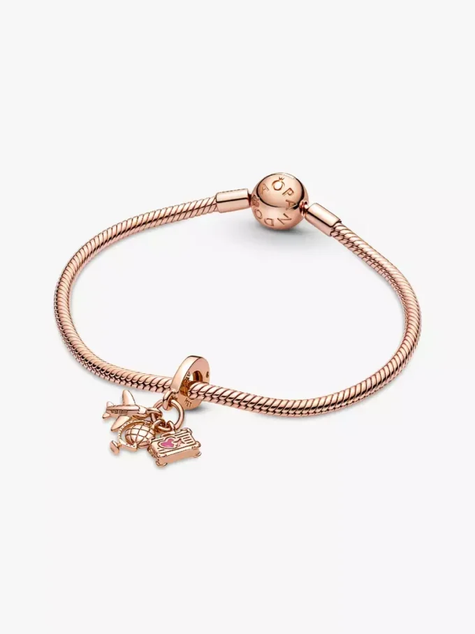 Dreifacher Dangle Charm mit Flugzeug, Globus und Koffer, 14 Karat Roségold-Beschichtung Dreifacher Dangle Charm mit Flugzeug, Globus und Koffer, 14 Karat Roségold-Beschichtung