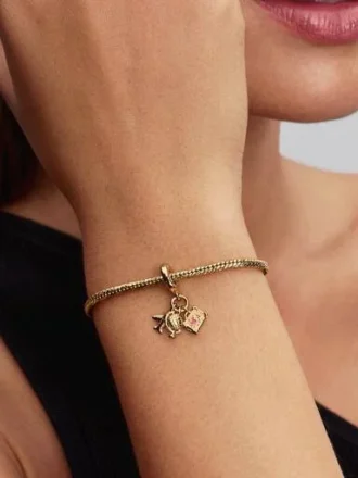 Dreifacher Dangle Charm mit Flugzeug, Globus und Koffer – 14-karätige Vergoldung Dreifacher Dangle Charm mit Flugzeug, Globus und Koffer – 14-karätige Vergoldung