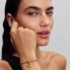 Dreifacher Dangle Charm mit Flugzeug, Globus und Koffer – 14-karätige Vergoldung