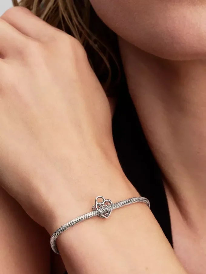 Durchbrochener Herz-Vorhängeschloss-Charm aus Sterlingsilber Durchbrochener Herz-Vorhängeschloss-Charm aus Sterlingsilber