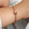 Durchbrochener rosa Gänseblümchen-Charm, 14 Karat Roségold-Beschichtung Durchbrochener rosa Gänseblümchen-Charm, 14 Karat Roségold-Beschichtung