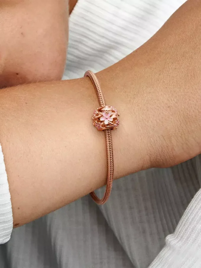 Durchbrochener rosa Gänseblümchen-Charm, 14 Karat Roségold-Beschichtung Durchbrochener rosa Gänseblümchen-Charm, 14 Karat Roségold-Beschichtung