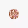 Durchbrochener rosa Gänseblümchen-Charm, 14 Karat Roségold-Beschichtung Durchbrochener rosa Gänseblümchen-Charm, 14 Karat Roségold-Beschichtung