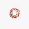 Durchbrochener rosa Gänseblümchen-Charm, 14 Karat Roségold-Beschichtung Durchbrochener rosa Gänseblümchen-Charm, 14 Karat Roségold-Beschichtung
