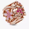 Durchbrochener rosa Gänseblümchen-Charm, 14 Karat Roségold-Beschichtung Durchbrochener rosa Gänseblümchen-Charm, 14 Karat Roségold-Beschichtung