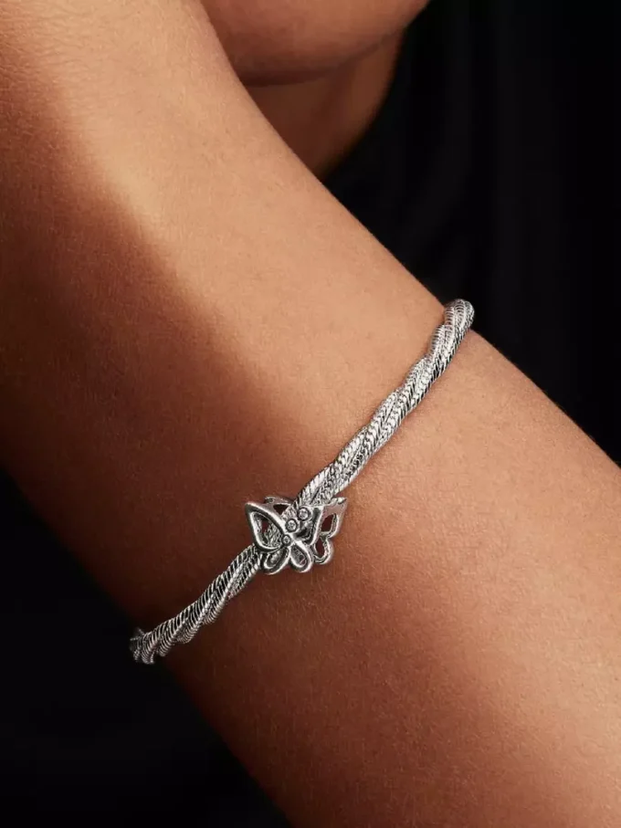 Durchbrochener Schmetterlings-Charm aus Sterlingsilber Durchbrochener Schmetterlings-Charm aus Sterlingsilber