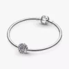 Durchbrochener violetter Gänseblümchen-Charm aus Sterlingsilber Durchbrochener violetter Gänseblümchen-Charm aus Sterlingsilber