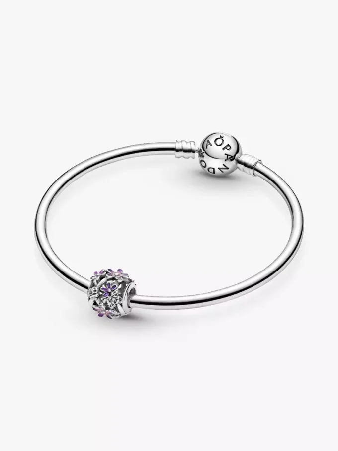 Durchbrochener violetter Gänseblümchen-Charm aus Sterlingsilber Durchbrochener violetter Gänseblümchen-Charm aus Sterlingsilber