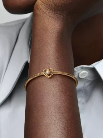 Durchbrochener, wirbelnder Herz-Charm & behandelte Süßwasserzuchtperle aus 14 Karat Gold