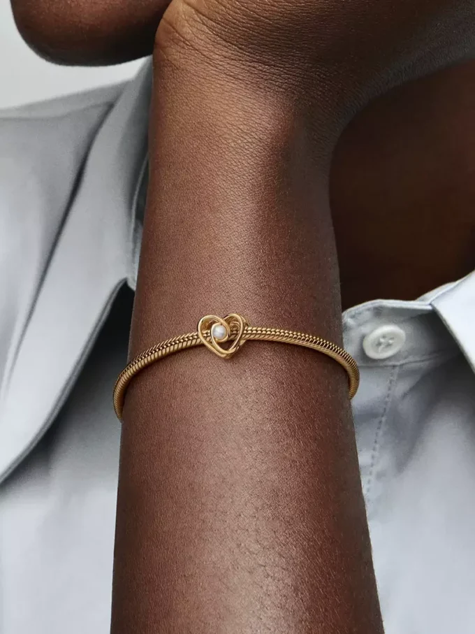 Durchbrochener, wirbelnder Herz-Charm & behandelte Süßwasserzuchtperle aus 14 Karat Gold Durchbrochener, wirbelnder Herz-Charm & behandelte Süßwasserzuchtperle aus 14 Karat Gold