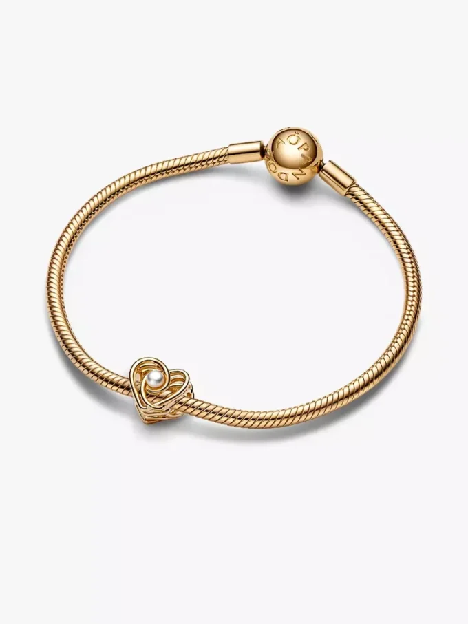 Durchbrochener, wirbelnder Herz-Charm & behandelte Süßwasserzuchtperle aus 14 Karat Gold Durchbrochener, wirbelnder Herz-Charm & behandelte Süßwasserzuchtperle aus 14 Karat Gold