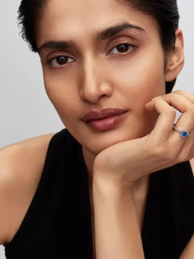 Edler Ring mit herzförmigem Anhänger in Prinzessblau aus Sterlingsilber Edler Ring mit herzförmigem Anhänger in Prinzessblau aus Sterlingsilber