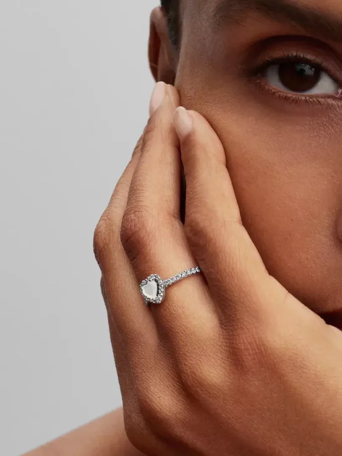 Elevated White Heart Ring aus Sterlingsilber Elevated White Heart Ring aus Sterlingsilber