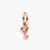 Endgültiger Verkauf – Buchstabe Q in Schreibschrift als Dangle Charm, 14 Karat Roségold-Beschichtung Endgültiger Verkauf – Buchstabe Q in Schreibschrift als Dangle Charm, 14 Karat Roségold-Beschichtung