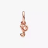 Endgültiger Verkauf – Buchstabe Q in Schreibschrift als Dangle Charm, 14 Karat Roségold-Beschichtung Endgültiger Verkauf – Buchstabe Q in Schreibschrift als Dangle Charm, 14 Karat Roségold-Beschichtung