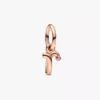 Endgültiger Verkauf – Buchstabe R Script Alphabet Dangle Charm, 14 Karat Roségold-Beschichtung Endgültiger Verkauf – Buchstabe R Script Alphabet Dangle Charm, 14 Karat Roségold-Beschichtung