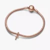 Endgültiger Verkauf – Buchstabe R Script Alphabet Dangle Charm, 14 Karat Roségold-Beschichtung Endgültiger Verkauf – Buchstabe R Script Alphabet Dangle Charm, 14 Karat Roségold-Beschichtung