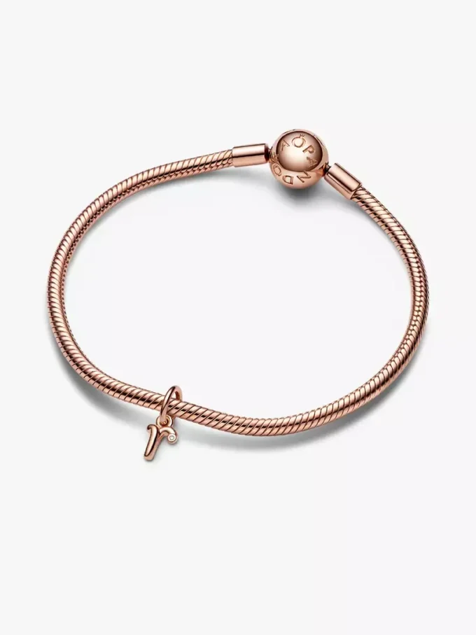 Endgültiger Verkauf – Buchstabe R Script Alphabet Dangle Charm, 14 Karat Roségold-Beschichtung Endgültiger Verkauf – Buchstabe R Script Alphabet Dangle Charm, 14 Karat Roségold-Beschichtung
