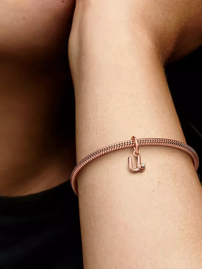 Endgültiger Verkauf – Buchstabe „u“ im Schreibschrift-Stil, Dangle Charm, 14 Karat Roségold-Beschichtung Endgültiger Verkauf – Buchstabe „u“ im Schreibschrift-Stil, Dangle Charm, 14 Karat Roségold-Beschichtung