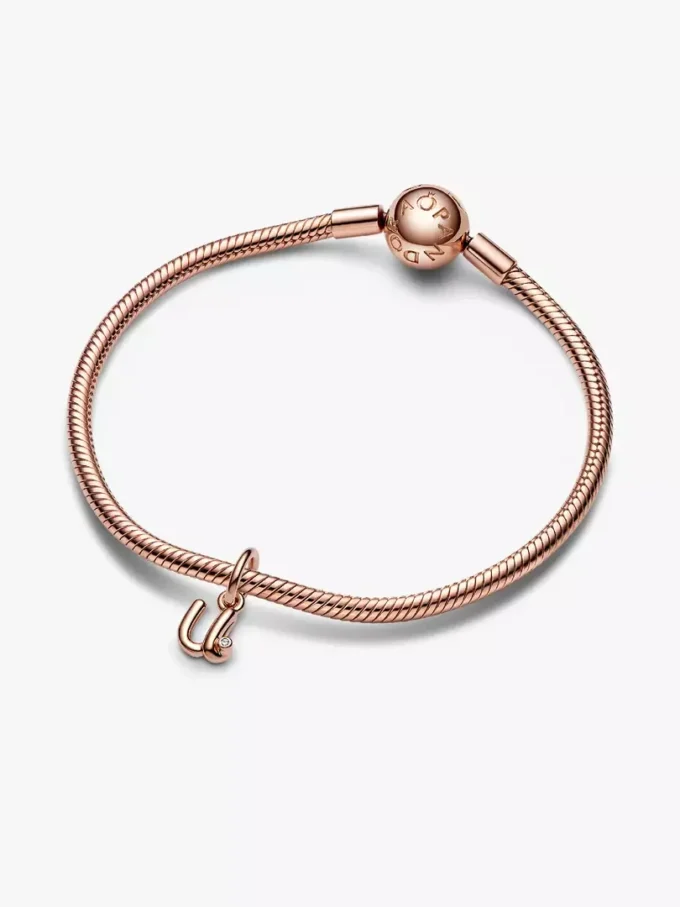 Endgültiger Verkauf – Buchstabe „u“ im Schreibschrift-Stil, Dangle Charm, 14 Karat Roségold-Beschichtung Endgültiger Verkauf – Buchstabe „u“ im Schreibschrift-Stil, Dangle Charm, 14 Karat Roségold-Beschichtung