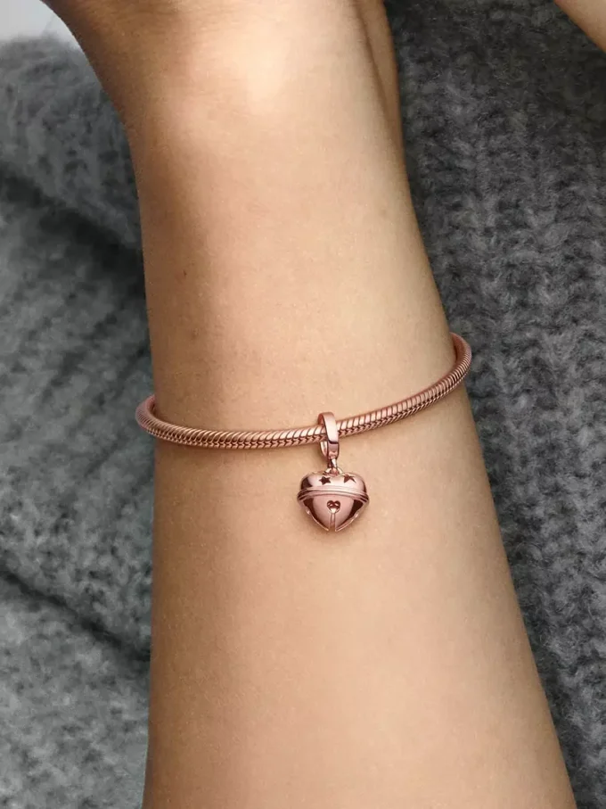 Endgültiger Verkauf – Festlicher Dangle Charm, 14 Karat Roségold-Beschichtung Endgültiger Verkauf – Festlicher Dangle Charm, 14 Karat Roségold-Beschichtung