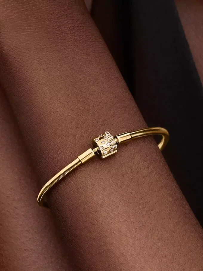 Endgültiger Verkauf – funkelnder Bangle mit Fassverschluss, 14-karätig vergoldet Endgültiger Verkauf – funkelnder Bangle mit Fassverschluss, 14-karätig vergoldet