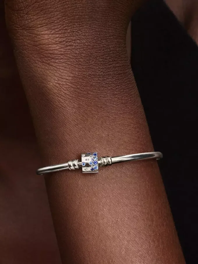 Endgültiger Verkauf – funkelnder Bangle mit Fassverschluss aus Sterlingsilber Endgültiger Verkauf – funkelnder Bangle mit Fassverschluss aus Sterlingsilber