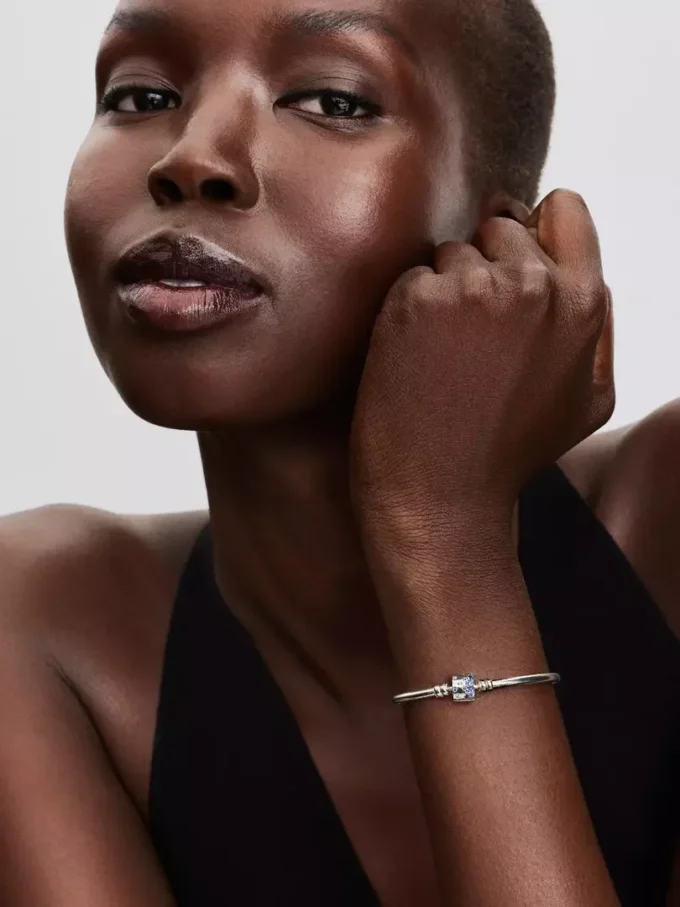 Endgültiger Verkauf – funkelnder Bangle mit Fassverschluss aus Sterlingsilber Endgültiger Verkauf – funkelnder Bangle mit Fassverschluss aus Sterlingsilber