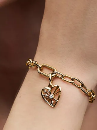 Endgültiger Verkauf – Herz-&-Strahlen-Medaillon-Charm, 14 Karat vergoldet