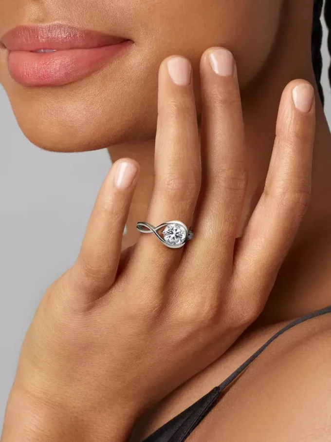 Endgültiger Verkauf – Pandora Infinite Ring aus 14 Karat Weißgold mit im Labor gezüchtetem Diamanten, 1,75 Karat Gesamtgewicht, 14 Karat Weißgold Endgültiger Verkauf – Pandora Infinite Ring aus 14 Karat Weißgold mit im Labor gezüchtetem Diamanten, 1,75 Karat Gesamtgewicht, 14 Karat Weißgold
