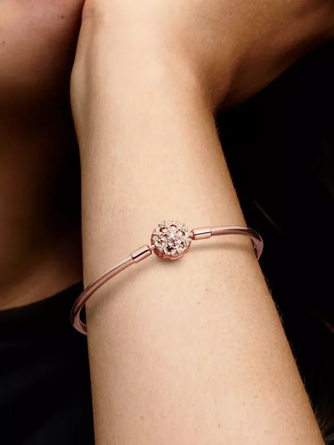 Endgültiger Verkauf – Pandora Moments Bangle mit funkelndem Schneeflockenverschluss, 14 Karat Roségold-Beschichtung Endgültiger Verkauf – Pandora Moments Bangle mit funkelndem Schneeflockenverschluss, 14 Karat Roségold-Beschichtung