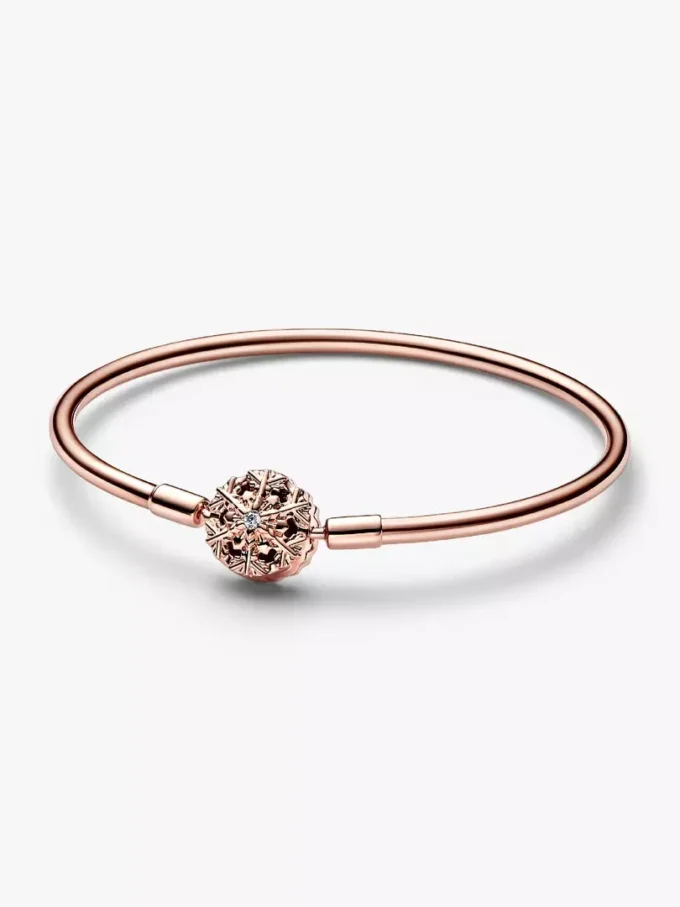 Endgültiger Verkauf – Pandora Moments Bangle mit funkelndem Schneeflockenverschluss, 14 Karat Roségold-Beschichtung Endgültiger Verkauf – Pandora Moments Bangle mit funkelndem Schneeflockenverschluss, 14 Karat Roségold-Beschichtung