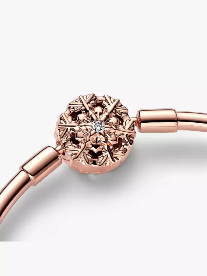 Endgültiger Verkauf – Pandora Moments Bangle mit funkelndem Schneeflockenverschluss, 14 Karat Roségold-Beschichtung Endgültiger Verkauf – Pandora Moments Bangle mit funkelndem Schneeflockenverschluss, 14 Karat Roségold-Beschichtung