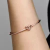 Endgültiger Verkauf – Pandora Moments Bangle mit Herz & Schmetterling, 14 Karat Roségold-Beschichtung Endgültiger Verkauf – Pandora Moments Bangle mit Herz & Schmetterling, 14 Karat Roségold-Beschichtung